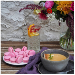 Pikantní polévka z červené čočky s kari.
#utery #skodanezkusit #jidlo #kava #makronky #dort #bezlepku #food #soup #lunch #coffee #macarons #dianatvorila #frenchmacaron #glutenfree #kavarna #tritecky #skodanezajit