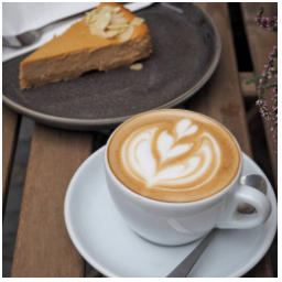 Karamelový #cheesecake & cappuccino...
#skodanezkusit #patek #vikend #kolac #dort #kava #odpoledne #mladaboleslav #staremesto #staromestskenamesti #cakeoftheday #instacheesecake #cakestagram #jidlo #dnesjim #dianatvorila #kavarna #tritecky #skodanezajit