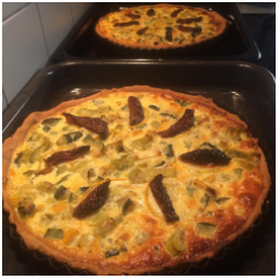 A už máme dopečeno! Tentokrát s pórkem, cuketkou, parmezánem a sušenými rajčaty;) #quiche #kavarna #zahradka #tritecky #skodanezajit #mladaboleslav #lehkyobed #hezkyden