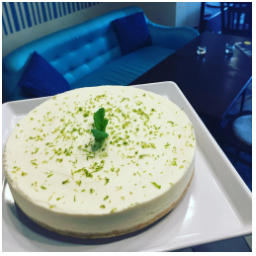 Už víte, proč vyrazit na procházku? ....krémový limetkový s bílou čokoládou nebo jahodový cheesecake od Zuzky Muzikant Jeřábkové v naší kavárně;) #kavarna #tritecky #skodanezajit #mladaboleslav #cheesecake #vikend