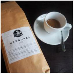 Nově na našem alternativním mlýnku káva Honduras SHG od Sweet city, 100% arabika v biokvalitě, zrna pěstovaná výhradně ve vysokých polohách. Chutná po čokoládě, másle a hnědém cukru. 
#kavarna #tritecky #skodanezajit #mladaboleslav #vyberovakava