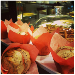 Zrovna dopečené jablkové muffiny s mákem;) #kavarna #skodanezajit #diana #mladaboleslav #vyberovakava