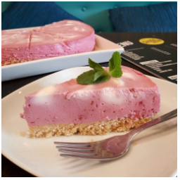 Slunce, krásný den a malinový dortík to se k sobě hodí, ne?

#kavarna #tritecky #skodanezajit #mladaboleslav #staremesto #dianaunas #raspberries #cheesecake #maliny #vyberovakava #dianasamadoma