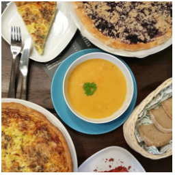 Dnes skvělá karotková polévka s mrkvovými kuličkami;) ...nebo quiche s pórkem a modrým sýrem nebo kynutý borůvkový koláč a tak...
#kavarna #tritecky #skodanezajit #soup #quiche #kolac #boruvky #redvelvet #mametohospoustu