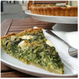 quiche se špenátem, medvědím česnekem, ementálem a kozím sýrem dnes upekla Šárka;) #tritecky #skodanezajit #kavarna #quiche medvedicesnek #mladaboleslav #jaro #krasnevoni