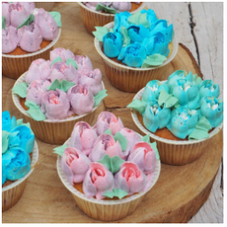 Oslav 1.MÁJ dortíkem ...
Naše rozkvetlé cupcakes ????????
#sobota #1maj #vikend #cupcake #dortik #cupcakes #flowercupcakes #mladaboleslav #staremesto #staromestskenamesti #kavarna #tritecky #skodanezajit
