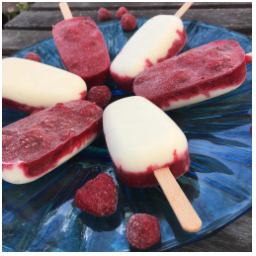 A máme svoje nanuky! Tenhle je tvarohový s malinami;) #domacinanuk #kavarna #tritecky #skodanezajit #mladaboleslav #staremesto #dianasamadoma #raspberry #vanilla #homemade #icecream #nanuk #slunce