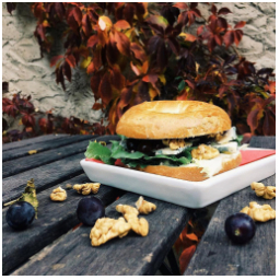 Naše podzimní novinka BAGEL se sýrem, vlašskými ořechy a vínem.. #bagel #bluecheese #walnuts #grapes #autumn #colours #mladaboleslav #staremesto #kavarna #tritecky #skodanezajit