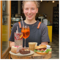 Dnes je Gabči poslední den v práci u nás v kavárně… tak se za ní stavte na něco dobrého;)
Gabča se stěhuje do Prahy, kde začne studovat hned 2 vysoké školy najednou. Přejeme hodně štěstí, budeš nám tu chybět! 

#dreamteam #kavarna #tritecky #skodanezajit