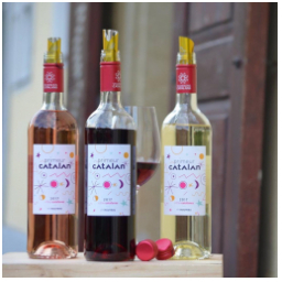 Primeur Catalan 2017!
Právě nám dorazila nová vína z ročníku 2017. Po roce vám opět můžeme nabídnout svěží a suchá vína z Vignerons Catalans (francouzská oblast jižního Roussillonu). Jsou ovocitá, veselá a plná slunce. Bílé je vyrobené z odrůdy Muscat, růžové a červené z odrůdy Syrah.
Vína rozléváme i po sklenkách... škoda neochutnat;) #mladaboleslav #mladavina #staremesto #kavarna #vinoteka #primeurs2017 #syrah #muscat #wine #vignerons #catalans #kavarna #tritecky #skodanezajit