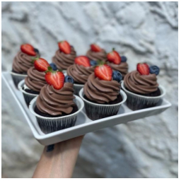Sladká sobota! Byla by velká škoda nezajít na dort nebo NA ZMRZLINU! 
… tyhle luxusní cupcake u nás napekla Markéta;)

#cupcakes #strawberries???? #chocolate #coffee #sweetsaturdaysimplicity #chocolatestrawberrycake #coffeetime #mladaboleslav #staremesto #mojemesto #mojekava #kavarna #tritecky #skodanezajit