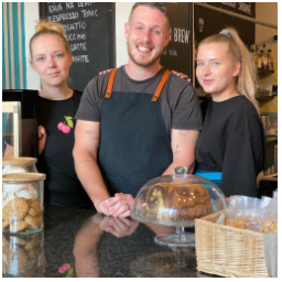 HLEDÁME BARISTKU NEBO BARISTU

Pořád víc a víc pečeme a vaříme a máme radost, že k nám tolik chodíte. Tak abychom vše stíhali ještě líp, rádi bychom do naší party přibrali ještě další zkušenou baristku/baristu nebo obsluhu co chce být baristkou, ideálně na plný úvazek. 

Měl/a bys mít:
- dobrou náladu a pozitivní přístup 
- zodpovědnost, pečlivost a nadšení
- ideálně  zkušenost z kavárny nebo alespoň zkušenost jako obsluha
- zájem o kávu 

My máme a nabízíme:
- fajn partu a hezké prostředí
- férové jednání
- prostor pro realizaci nápadů
- baristická školení
- zajímavé platové podmínky
- stabilní a dlouhodobou práci

V případě zájmu nám o sobě něco napiš a rovnou pošli životopis na zuzana@skodanezajit.cz
za sdílení nebo doporučení budeme moc rádi!

#dreamjob #barista #primaparta #coffeejobs #joboffer #specialitycoffee #instacoffee #prilezitost #zmenajezivot #dobraprace #cafe #yourchance #future 
#mladaboleslav #staremesto #kavarna #tritecky #skodanezajit