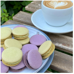 Makronky #cappuccino 
#macarons #frenchmacarons #glutenfree #homemade #dianatvorila #kava #patek #vikend #mladaboleslav #staremesto #kavarna #tritecky #skodanezajit