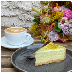 Cheesecake …
#pistacie #nedele #dort #kolac #cappucino #kava #vikend #mladaboleslav #staremesto #kavarna #tritecky #skodanezajit