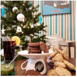 adventní nálada.. a v 5 se na náměstí rozsvítí mega strom 
#vanoce #hotvine #chocolate #cookies #dianasamadoma #advent #vanocnistrom 
#skodanezajit