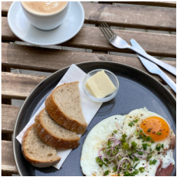 Nedělní snídaně …
#vikend #kava #rannikava #cappuccino #hamandeggs #mladaboleslav #staremesto #kavarna #tritecky #skodanezajit
