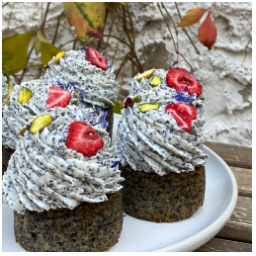 I v sobotu je naše vitrína plná! Můžete si pochutnat na bezlepkových cupcakes, nebo si vzít celý dort s sebou. #sobota #dortik #dort #kolac #glutenfree #vikend #mladaboleslav #cupcake #staremesto #kavarna #tritecky #skodanezajit