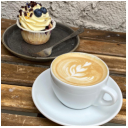 Zimní cappuccino s chutí zázvoru, chilli a skořice krásně zahřeje a k tomu třeba borůvkový cupcake? 

#snezi #zima #cupcake #blueberries  #cappucino #boruvky #kava #zimnichut #skodanezkusit #mladaboleslav #staremesto #mojekava #kavarna #tritecky #skodanezajit