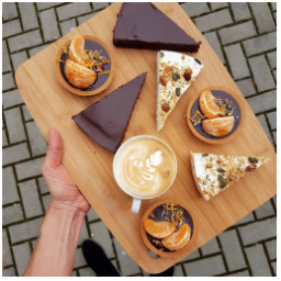 Dnes u nás můžete ochutnat Tartaletky s čokoládou, Perník a Jogurtový cheesecake ... a jiné dobroty.

#skodanezajit #dianatvorila #kolac #kava #dobroty
#strednicechy #stredoceskykraj #tartaletka #cheesecake #jogurt #mladaboleslav #winter #zima #monday