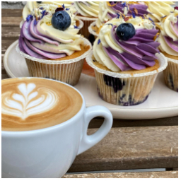 Cupcake s borůvkami a bílou čokoládou … #dortik #cupcake #cappuccino #mladaboleslav #staremesto #kavarna #tritecky #skodanezajit