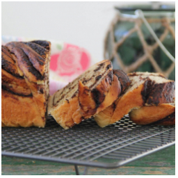 Čokoládová #babka na Vás čeká u nás na baru.
#skodanezkusit #cokolada #skodanezajit #pastry #sladke #snidane #dianatvorila #kavarna #kava #mladaboleslav #strednicechy #rano #zima #chutneabarevne #