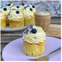 Bezlepkový cupcake a flatwhite z výběrové kávy od @the_naughtydog 
#kolac #dort #cupcake #glutenfree #kava #coffee #mladaboleslav #staremesto #kavarna #tritecky 
#Skodanezajit