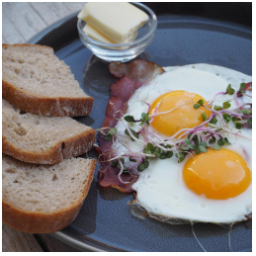 Začít den skvělou snídaní… a hned je všechno dobře…

#snidane #hamandeggs #breakfasttime  #dobrerano #hemenex #snidame #mladaboleslav #staremesto #mojemesto #kavarna #tritecky #skodanezajit