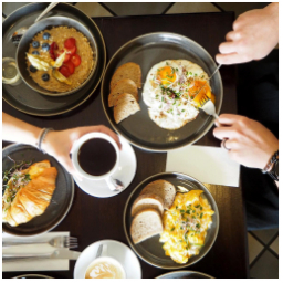 Už víte, co budete dnes snídat? 
Krémová míchaná vajíčka nebo anglickou? 

#krasnerano #snidane #brunch #fullenglishbreakfast #oatporridge #eggsforbreakfast #croissant #batchbrew #rano #morningvibes #weekend #mladaboleslav #staremesto #mojesnidane #kavarna #tritecky #skodanezajit