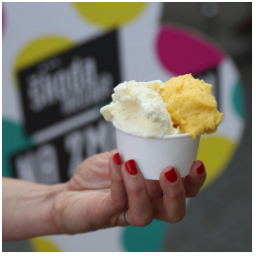 Ideální počasí na pořádnou porci zmrzliny ☀️

Dnes se můžete těšit na…
- kávu
- krvavý pomeranč
- slaný karamel
- mango
- cookies
- mascarpone s pomerančem
- smetana s malinami 
- vanilka
- čokoláda
- smetana s griliášem 

Těšíme se ????????

#zmrzlina #icecream #osvezeni #leto #mladaboleslav #kavarna #tritecky #skodanezajit