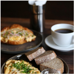 Snídaňový brunch u nás ještě stihnete! ✨

Tak si doražte zpříjemnit dopoledne, těšíme se!

#brunch #brunchtime #breakfast #croissant #morning #mladaboleslav #kavarna #tritecky #skodanezajit