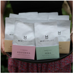 Nová várka zrnek od @miacoffee_cz !

Na espresso…

Inzovu Peaberry, RWANDA - 100% arabika s chutí po karamel, mléčné čokoládě a lehkou aciditou po grapfruitu! 

El Perezoso, KOSTARIKA - 100% arabika s chutí kakaa, malinového džemu a ovocitostí  po brusinkách!

Na espresso/ filtr …

Jorge Silva, PERU - 100% arabika s chutí sladkých broskví, černého čaje s lehkou karamelovou dochutí!

Na filtr…

Rianjagi AB, KEŇA - 100% arabika se svěží chutí rybízu, rebarbory a mandarinky!

#miacoffee #coffeepack #coffee #coffeelover #coffeeshop #coffeetime #coffeelife #coffeedaily #mladaboleslav #kavarna #tritecky #skodanezajit