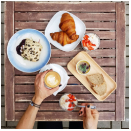 #dnes snídáme KOKOSOVO-MLÉČNOU RÝŽI ... #skodanezkusit
#dianatvorila
#rano #snidane #breakfast #coffee #morning #friday #patek #fridaymood #colours #chutneAbarevne #chutnanam #mladaboleslav #staromestskenamesti #food #kavarna