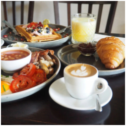 Na snídani na zahrádce to už úplně není, ale my vám ji rádi přípravíme i uvnitř. A určitě bude chutnat stejně dobře jako venku.

Snídaně připravujeme každý den do 11 hodin, tak se zastavte a začněte svůj den lépe ❤️

#mladaboleslav #staremesto #snidane #kava #breakfast #snidanedeladen #kavarna #tritecky #skodanezajit