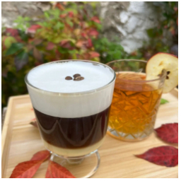 Už jste měli naše podzimní drinky? ????

???? Rádi vám připravíme irskou, alžírskou nebo vídeňskou kávu. Všechny z výběrové filtrované kávy a s poctivou našlehanou smetanou navrchu.

???? A kdo by neměl chuť na kávu, může ochutnat třeba naše opilé jablko. 

#podzim #podzimnidrinky #podzimnikavy #podzimnimenu #alzirskakava #irskakava #videnskakava #horkejablko #mladaboleslav #staremesto #vyberovakava #kavarna #tritecky #skodanezajit