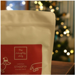 Vánoční Etiopie od @the_naughtydog je skvělý dárek, máme v kavárně a můžeme poskládat i vánoční taštičku na přání, třeba s našimi sušenkami nebo na objednávku i s výbornými pralinkami z @cokoladovnajanek 
Rádi jsme nachystali zakázku pro @csobcz a jsme rád, i že je to naše banka. 
Děkujeme! 

#darek #specialitycoffee #coffee #chocolate #chrismasspirit #giftideas #vanoce #kavarna #tritecky #skodanezajit