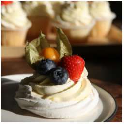 Něco sladkého? 
Co třeba pavlova s vanilkovým krémem ?
NOVÁ VÁRKA PRÁVĚ VE VITRÍNĚ????

#pavlova #minipavlova #vanilka #vanillacream #plnavitrinadobrot #necosladkeho #sladkatecka