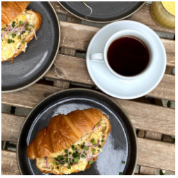 Croissanty s míchanými vajíčky máme v kavárně už od otevření před skoro 7 roky. Prostě to ke super snídaně, třeba s filtrovanou kávou a freshem z pomerančů…
Byla by škoda nezajít;)

#breakfast #croissant #fresh #eggsbreakfast #batchbrew #specialitycoffee #snidane #ranodeladen #mladaboleslav #staremiasto #kavarna #tritecky #skodanezajit