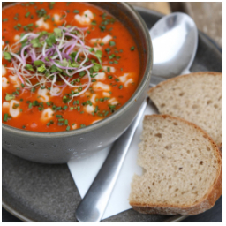 Každý den máme polévku, dnes TOMATOVÁ s těstovinou. A zítra se můžete těšit na FAZOLOVOU. 

#obed #tomatova #mladaboleslav #kavarna #tritecky #skodanezajit