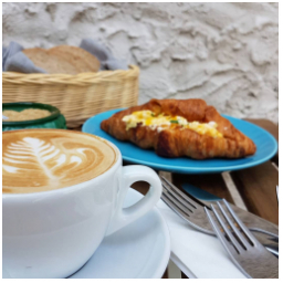 #dnesjim #SNIDANE
#staromestskenamesti #mladaboleslav #breakfast #croissant #eggs #cappuccino #coffee #morning #rano #skodanezkusit