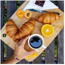 Dobré ráno ... #snidane
#croissant ????
#kava ☕

#kavarna #mladaboleslav #rano #staromestskenamesti #dnesjim #dnessnidam #chutneAbarevne #coffee #breakfast #morning #slaskou #skodanezajit #skodanezkusit