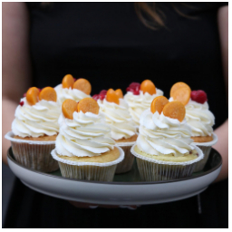 Cupcakes z bezlepkové mouky s vanilkovým krémem a ovocem. 

#cupcakes #fruit #kavarna #tritecky #skodanezajit