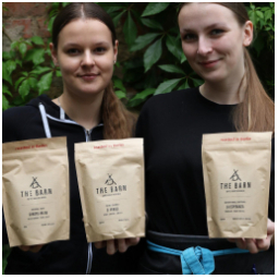 Zrnka na prodej od @thebarnberlin ????

Filtr
Kenya, Kirinyaga ~ GAKUYU-INI AB ~ washed ~ blackcurrant, plum, lively

Espresso
Tolima, Columbia ~ EL VERGEL ~ washed ~ caramel, berry, smooth 

Huehuetenango, Guatemala ~ LA ESPERANZA ~ washed ~ chocolate, plum, vanilla 

????????

#new #coffeeberlin #thebarnberlin #coffeelover #kavarna #tritecky #skodanezajit