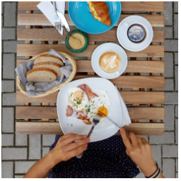Dnes snídáme #vajicka
#stastne_slepicky 
#snidane #hamandeggs #patek #rano #dnesjem #skodanezajit #kavarna #mladaboleslav #stredoceskykraj #czechrepublic #skodanezajit #chutneAbarevne #coffee #morning #breakfasttime