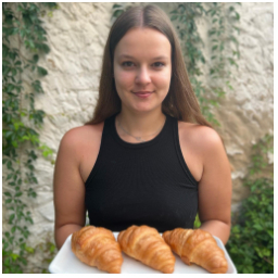 Každý den si u nás můžete dát čerstvě upečené croissanty. Jen tak samotný, s máslem a džemem, nebo třeba plněný míchanými vajíčky ????

#croissant #breakfast #morning #snidane #kavarna #tritecky #skodanezajit