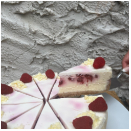 Už jste ochutnali náš nový cheescake s malinami a bílou čokoládou? ????

#sunday #cheescake #raspberry #whitechocolate #adelkapekla #kavarna #tritecky #skodanezajit