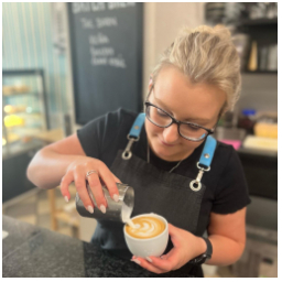 Kávu vám dnes připraví Míša ????
Na mlýnku na espresso dnes můžete naposledy ochutnat výběrovou Kolumbii z @thebarnberlin s chutí karamelu a bobulí. Ideální do espresso tonicu ❤️

#misazabarem #terezkapredbarem #coffee #morning #specialtycoffee #barista #latteart #kavarna #tritecky #skodanezajit
