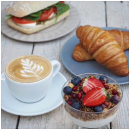 Jakou snídani u nás máte nejraději? Jogurt s granolou a čerstvým ovocem, čerstvě pečené croissanty, nebo zapečené ciabatty a bagely? Byla by škoda nezajít… ????

#morning #breakfast #snack #coffee #mladaboleslav #kavarna #tritecky #skodanezajit