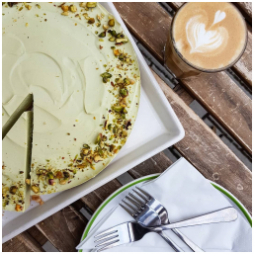 Pistáciová 'láska'
#cheesecake
#novinka
#dianatvorila #chutneAbarevne #skodanezkusit #kolac #dort #mladaboleslav #kavarna #kava #dnesjim #food #cake #pistacie #orechy #coffe #skodanezajit
