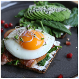 Cestou na farmářské trhy se za námi  zastavte na kávu a snídani. Avotoast se sázeným vejcem a slaninou je u nás jednou z vašich nejoblíbenějších snídaní ☺️

#morning #breakfast #fridaymorning #avotoast #avocado #fresh #staremesto #kavarna #tritecky #skodanezajit