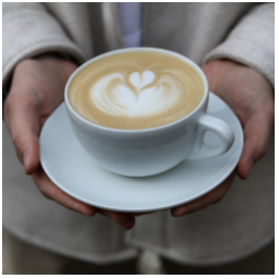 Na espresso mlýnku si dnes můžete vychutnat Peru s chutí citrusů, máslových sušenek a melasy.
Na filtru máme svěží Rwandu s chutí broskví, limetek a grapefruitu. Oboje z liberecké pražírny @miacoffee_cz ????

#miacoffee #specialtycoffee #barista #coffee #morningcoffee #friday #vyberovakava #coffeeroastery